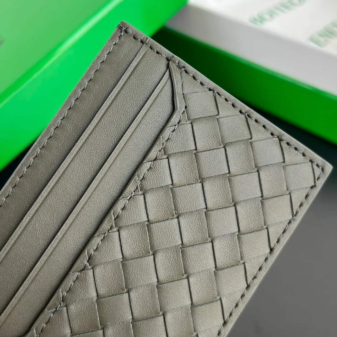 #BV New Small Woven Card Holder 817397 Simple and exquisite card holder. Small, light and easy to carry. Put it directly in your pocket or put it in a small bag. It is made of cowhide and feels soft to the touch. There are 6 card slots on both sides and the main card slot in the middle. It is enough for daily use. In the era of no cash, the card holder is more convenient and practical. The card holder that everyone needs. Size: 11x8x0.2 P400